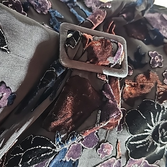 Dana Buchman chiffon wrap blouse with raised velvet flaral size 4. Beautiful - Picture 3 of 13